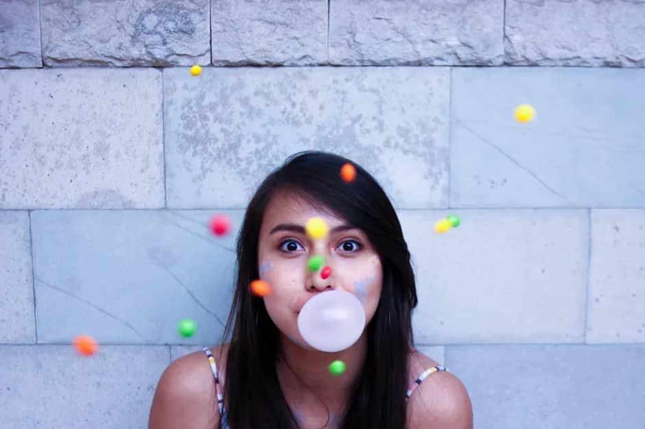 Czy guma do żucia czyści zęby? Sprawdź, co musisz wiedzieć