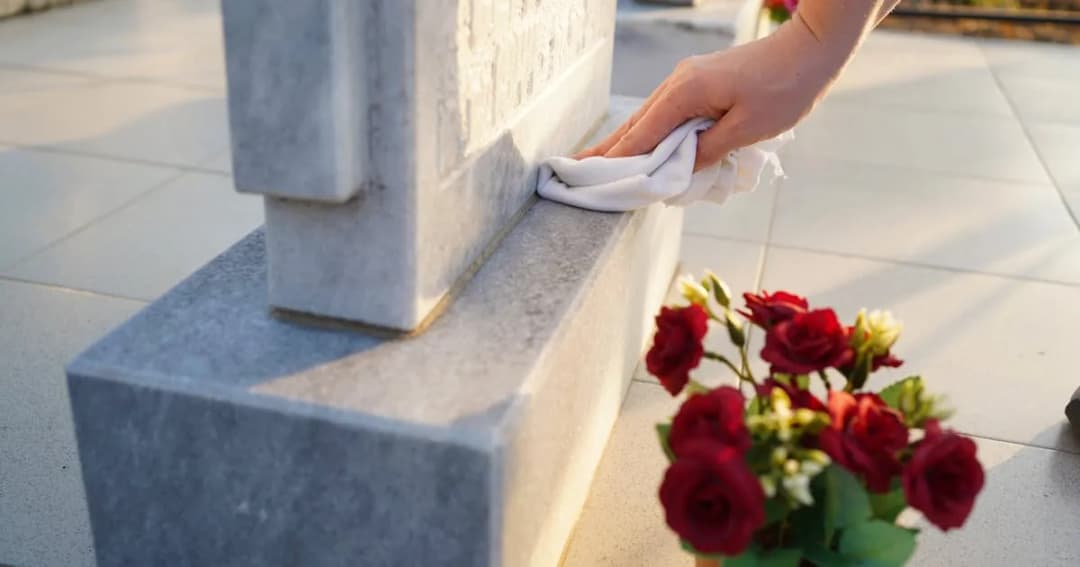 Jak skutecznie czyścić pomnik granitowy i unikać uszkodzeń