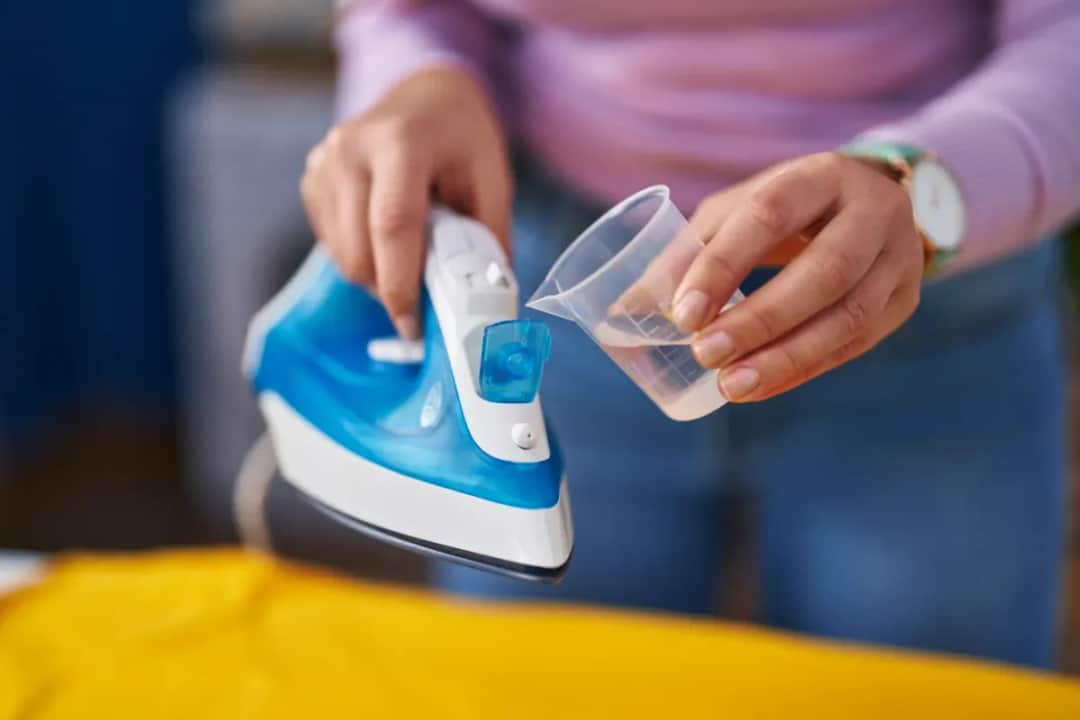 Czym zastąpić wodę destylowaną do żelazka, aby uniknąć osadów?