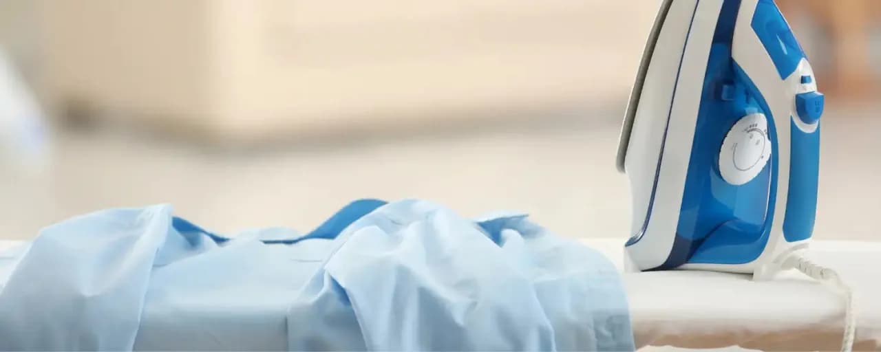 Jak prasować koszule krok po kroku, aby uniknąć zagnieceń i frustracji