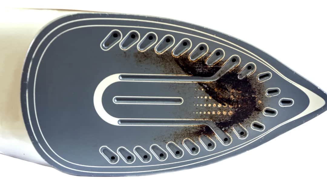 Skuteczne sposoby na to, jak wyczyścić przypalone żelazko ceramiczne