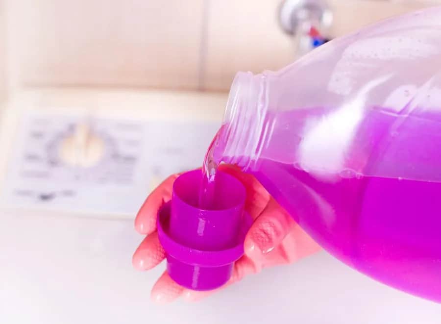 Dlaczego pralka ładowana od góry nie pobiera płynu do płukania? Sprawdź przyczyny.