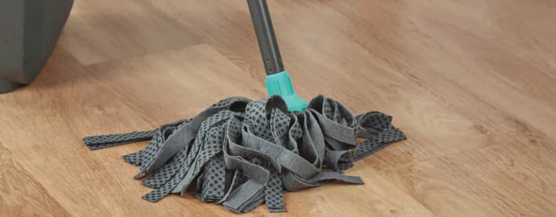 Czym czyścić panele winylowe, aby ich nie uszkodzić? Sprawdź skuteczne metody