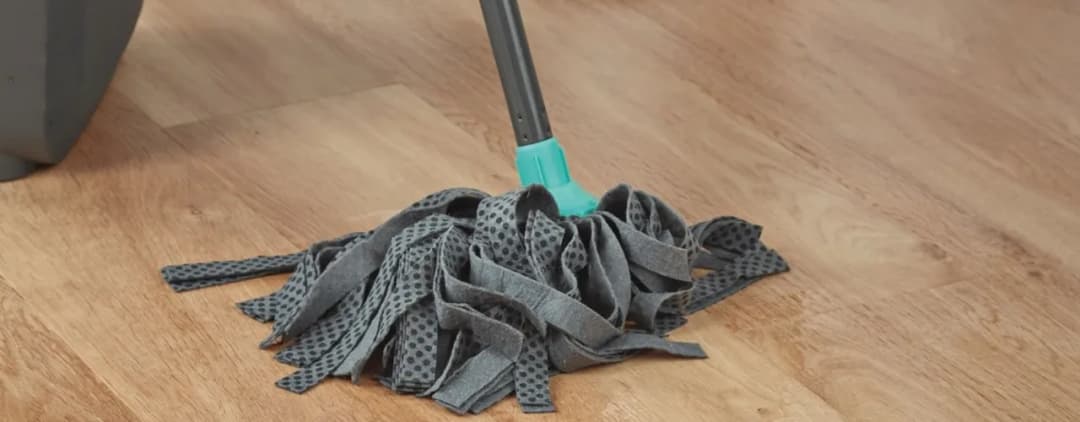 Czym czyścić panele winylowe, aby ich nie uszkodzić? Sprawdź skuteczne metody