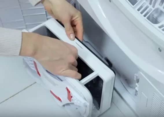 Jak wyczyścić pojemnik na wodę w suszarce, aby uniknąć awarii