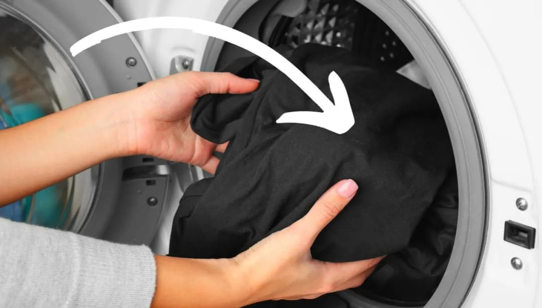 Jak usunąć białe plamy na czarnych spodniach po praniu skutecznie? Jak usunąć białe plamy na czarnych spodniach po praniu skutecznie?