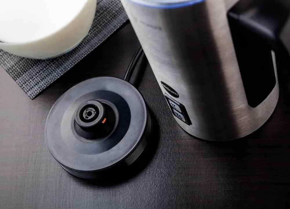 Jak skutecznie czyścić spieniacz do mleka, aby uniknąć uszkodzeń?