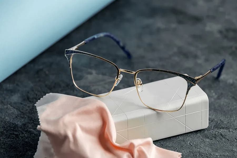 Jak skutecznie czyścić okulary Vision Express bez ryzyka uszkodzeń