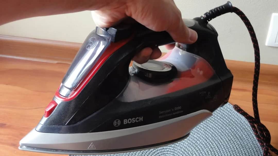 Jak rozebrać żelazko Bosch Sensixx DI90 bez uszkodzeń i stresu