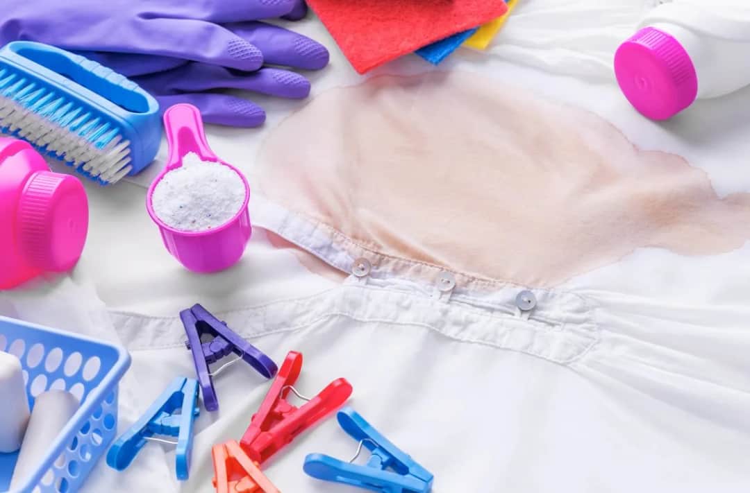 Jaki odplamiacz wybrać, aby skutecznie usunąć plamy z tkanin?