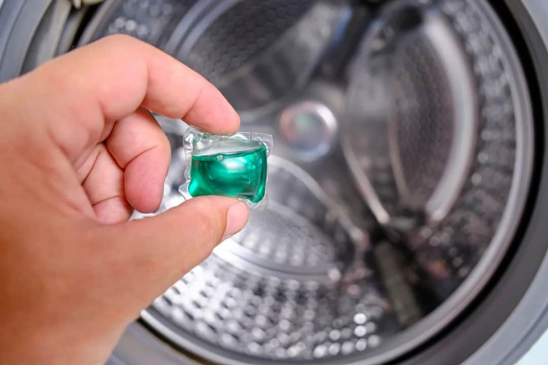 Czy do kapsułek do prania dodaje się płyn do płukania? Oto prawda