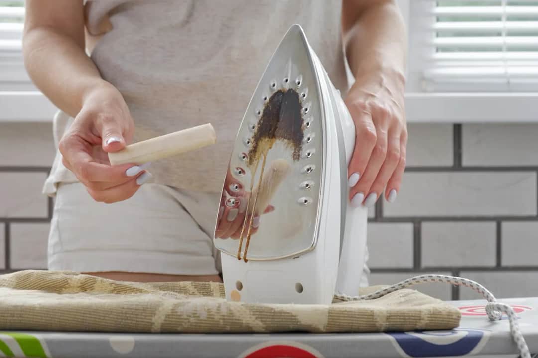 Skuteczne sposoby na czyszczenie stopy żelazka i usuwanie zabrudzeń