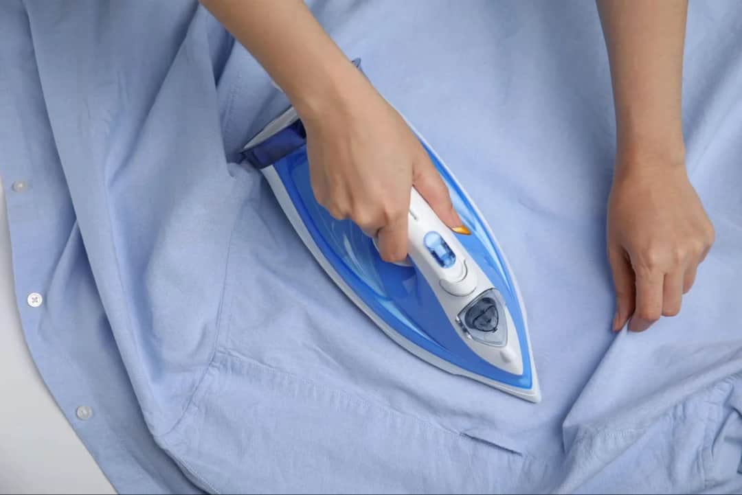 Jak prasować koszule, aby uniknąć zagnieceń i uzyskać perfekcyjny efekt