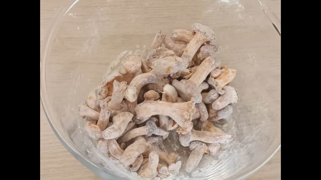 Jak czyścić kurki mąką - skuteczna metoda na idealnie czyste grzyby