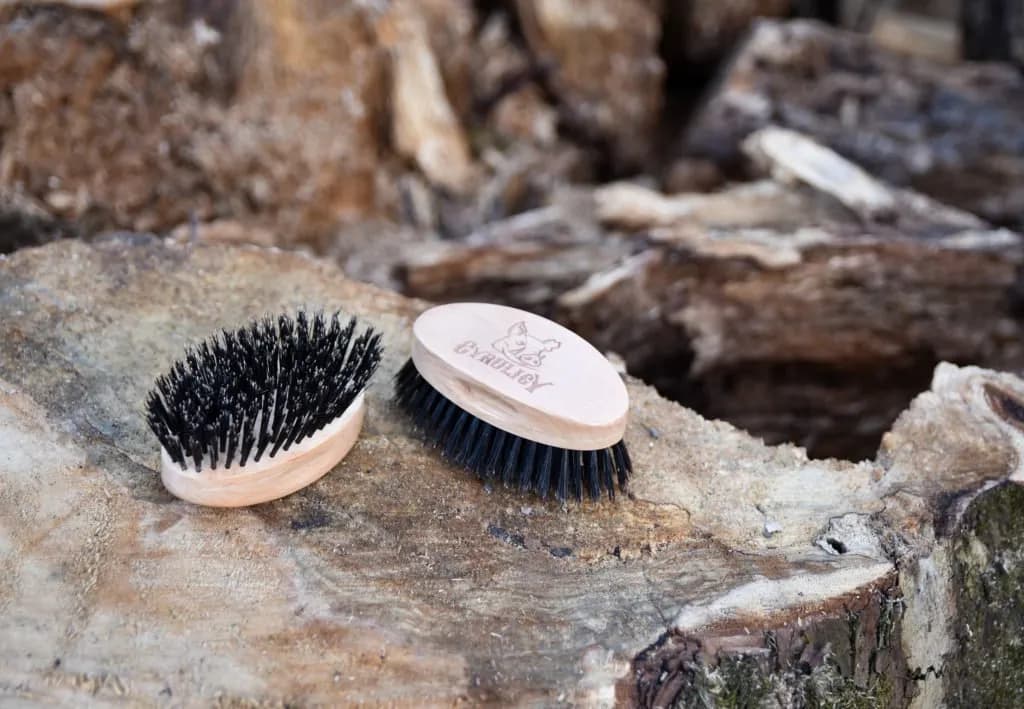 Jak czyścić szczotkę do brody, aby uniknąć zniszczeń i bakterii Jak czyścić szczotkę do brody, aby uniknąć zniszczeń i bakterii